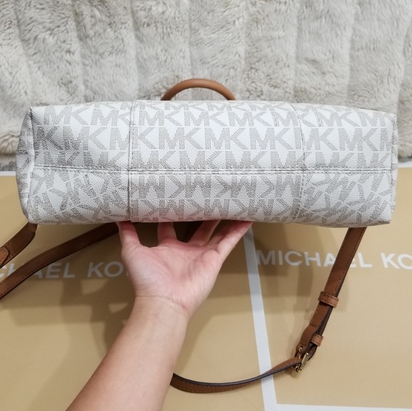 🚫SOLD🚫 NWT MK LG HAMILTON TRAVELER BACKPACK - Picture 5 of 7